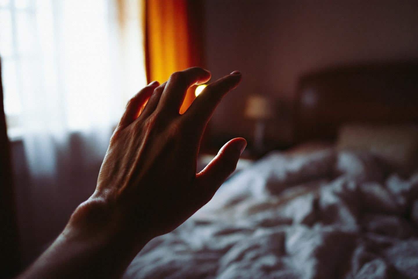 Main et bras engourdi la nuit : causes et solutions