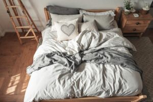 Dormir sur un matelas au sol : avantages et conseils pratiques