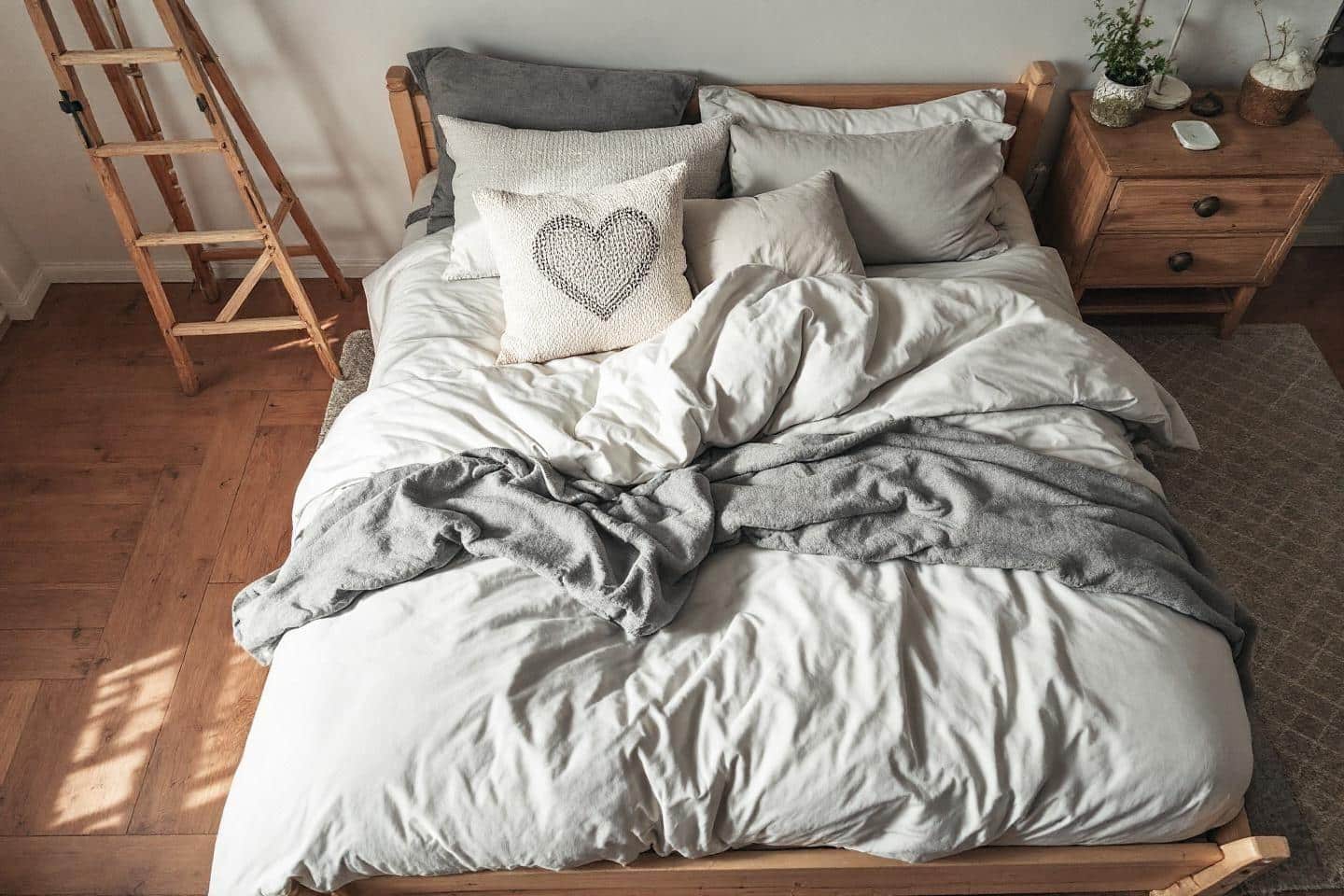 Dormir sur un matelas au sol : avantages et conseils pratiques